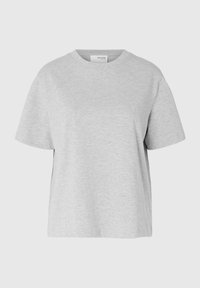 T-shirt gris clair à col rond et manches courtes, coupe décontractée, avec une petite étiquette blanche de la marque à l'intérieur du col.