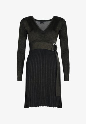 Robe noire tricotée à manches longues, col en V, texture côtelée, avec une taille ceinturée ornée d'une boucle métallique. Présente un ourlet évasé en bas.