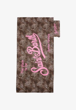 Ręcznik plażowy w panterkę z dużym różowym napisem "Saint Barth" oraz mniejszymi napisami "The place to be" i "Summer Paradise".