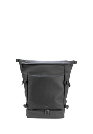 Sac à dos noir à fermeture roulante avec poche zippée à l’avant, sangles latérales à boucle et panneau texturé, marqué JOOP en bas au centre à l’avant.