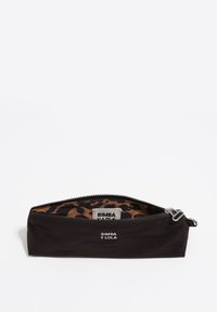 Črn žep z zadrgo, izdelan iz mehkega materiala, z notranjim podlogom v leopardjem vzorcu in oznako "Bimba y Lola". Kompaktna in pravokotna oblika.