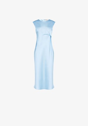 Blauwe zijden jurk met een getailleerde silhouette, ronde halslijn en kapmouwen. Beschikt over een gedraaide detail bij de taille, wat zorgt voor zachte plooien.