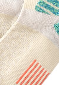 Calza beige fino al ginocchio con lavorazione a maglia testurizzata, caratterizzata da motivi astratti blu chiaro e verdi e strisce arancioni alla base.