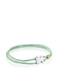 Pulsera de múltiples hilos con una tela trenzada en azul claro y verde, que presenta un charm de mariposa plateado y un cierre de acento dorado.