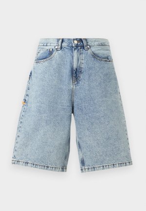 Μπλε τζιν σορτσάκια με ψηλή μέση, χαλαρή εφαρμογή, πέντε τσέπες και ορατές λεπτομέρειες ραφής. Λείο υλικό με ελαφρύ φινίρισμα.