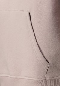 Helle rosa Hoodie mit Kängurutasche, gerippten Bündchen und Saum, aus weichem, strukturiertem Stoff mit glatten Nähten gefertigt.