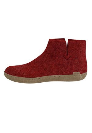 Rød filt sko til anklen med beige gummisål og lille sideudskæring for nem påtagning.