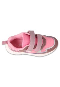 Różowy but sportowy z siateczkową cholewką, dwiema szerokimi rzepami, wyściełanym kołnierzem i białą gumową podeszwą. Ozdobiony szarymi akcentami i detalami przeszyć.