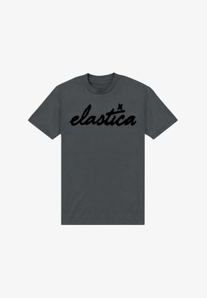 Grå bomulds T-shirt med et stort sort kursiv logo, der står "elastica" tværs over brystet. Korte ærmer og rund halsudskæring.