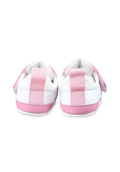 Sneakers bianchi con accenti rosa e una fascia posteriore testurizzata. Presentano una superficie liscia e un design della punta arrotondato per una vestibilità confortevole.
