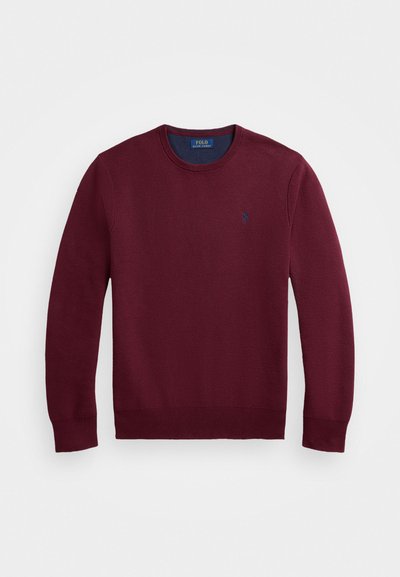 Maroon crewneck stickad tröja med lång ärm, ribbade muddar och fåll, samt en liten marinblå Polo Ralph Lauren-logotyp på bröstet.