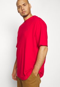 Tommy Hilfiger TEE - T-shirt básica - primary red