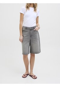 Harmaat denim-shorts, joissa on rento istuvuus, varustettu napilla ja vetoketjulla, sivutaskuilla ja helmalla, joka ulottuu juuri polven ylle.