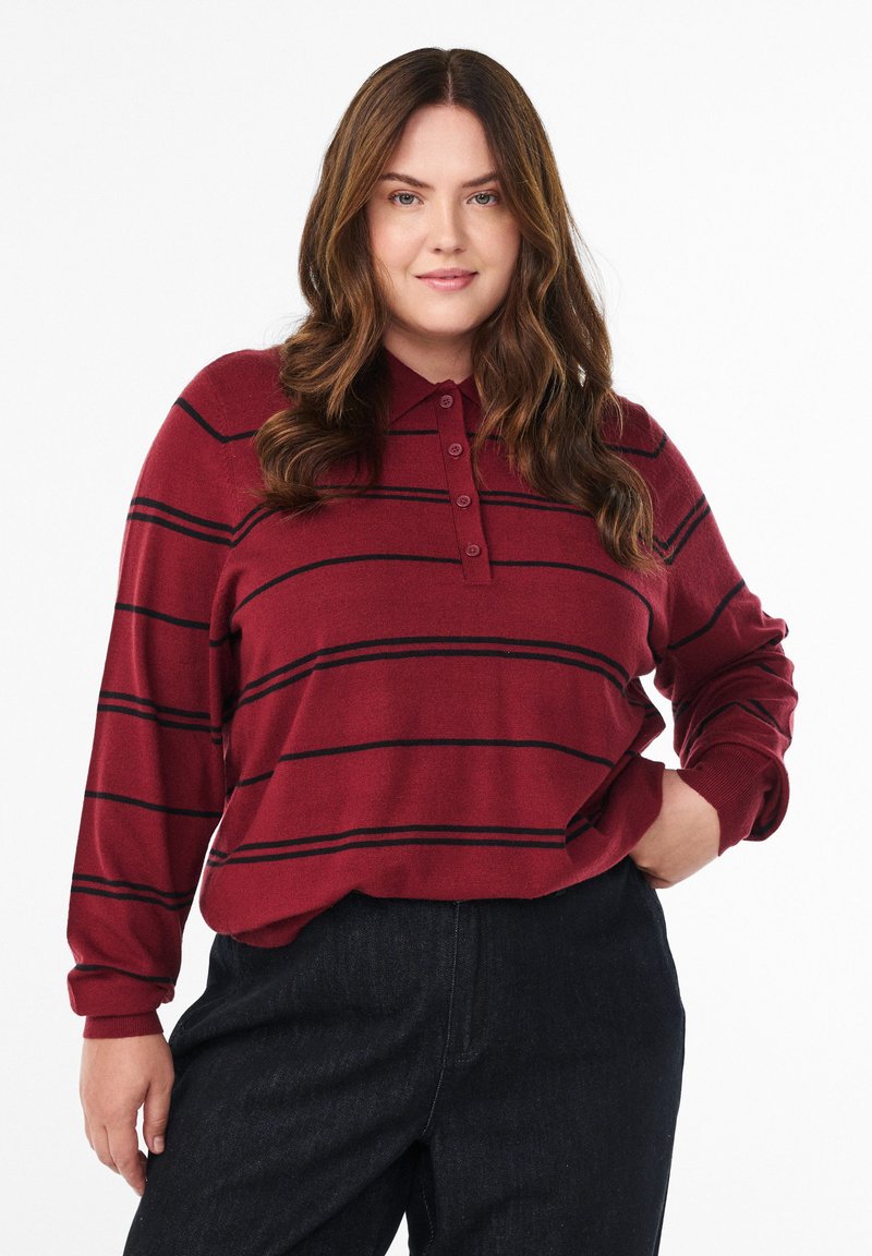 Bordeaux langemouwen polo met zwarte horizontale strepen, voorzien van een kraag en een drieknoopssluiting, gecombineerd met donkere denim broek.