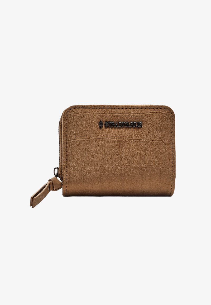 Portafoglio texturizzato marrone con chiusura a zip, caratterizzato da un sottile motivo coccodrillo e un logo nero sulla parte frontale.
