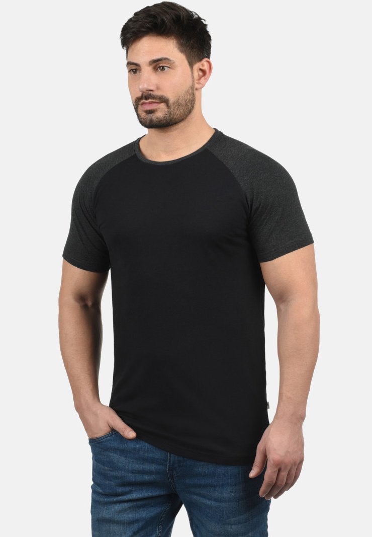Camiseta negra de manga corta con mangas raglán en gris oscuro, cuello redondo y un diseño ajustado, hecha de una suave tela de mezcla de algodón.