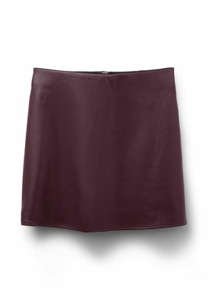 Burgundowa skórzana mini spódnica o gładkiej fakturze i prostym wykończeniu dołem. Posiada ukryty zamek z tyłu do zapięcia.