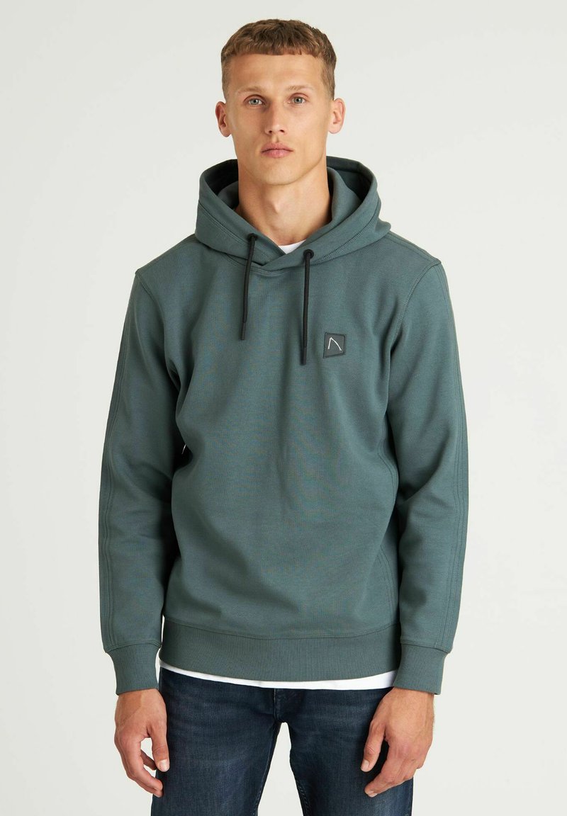 Felpa con cappuccio di colore verde opaco, realizzata in un tessuto testurizzato, con una patch logo frontale, cordini e polsini a costine.