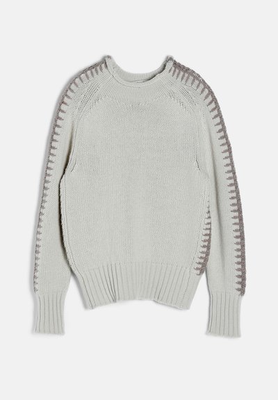 Pull tricoté gris clair à manches longues avec des détails cousus gris foncé le long des épaules et des bras extérieurs.