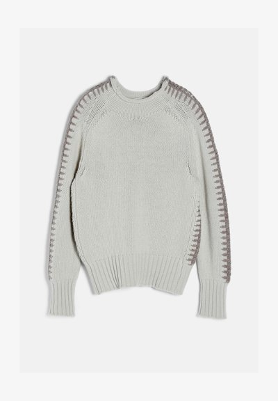 Pull tricoté gris clair à manches longues avec des détails cousus gris foncé le long des épaules et des bras extérieurs.