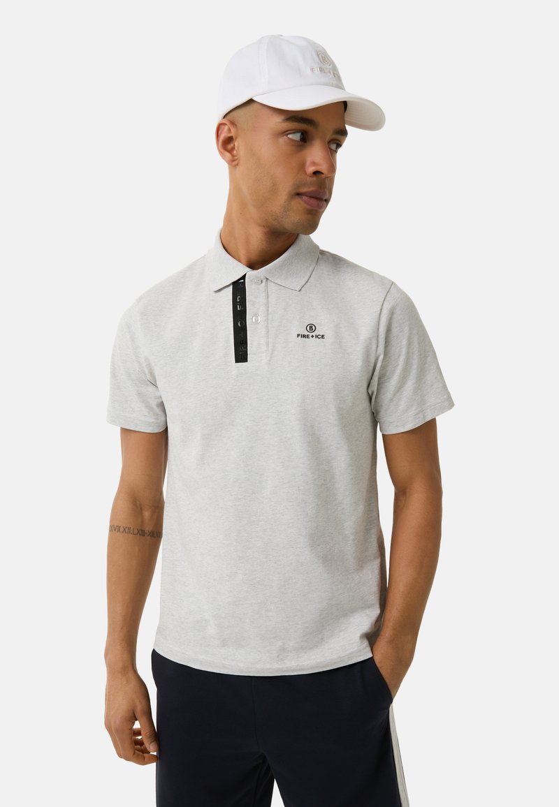 Hellgraues Poloshirt mit schwarzem Knopfleisten und Logo, kurze Ärmel, aus weichem Baumwollmaterial. Weißer Hut mit gesticktem Logo.