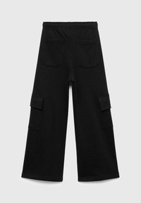 Schwarze weite Cargo-Hosen mit einem Kordelzugbund, ausgestattet mit zwei Gesäßtaschen und zwei seitlichen Cargo-Taschen. Hergestellt aus einem weichen Material.