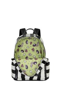 Mochila de rayas en blanco y negro con abertura con cremallera, que presenta un interior verde decorado con fantasmas y telarañas.