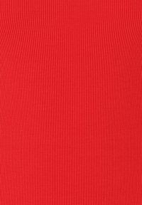Czerwony prążkowany materiał dzianinowy z pionowymi liniami i gładką teksturą, odpowiedni do obcisłych ubrań lub casualowego stylu.