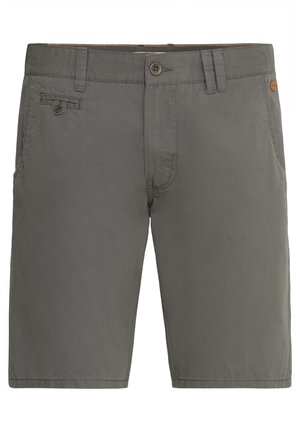 Szare bawełniane szorty z zapięciem na guzik, przednimi kieszeniami oraz małą naszywką na pasku. Gładka textura i prosty krój.