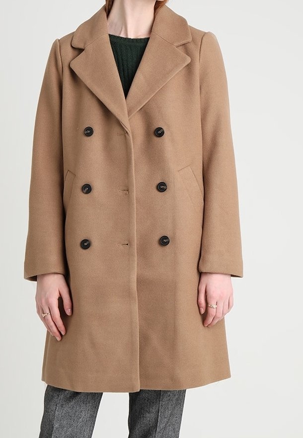 Brun ull dubbelknäppt kappa med stora slag, svarta knappar och sidofickor, med en rak silhuett och långa ärmar.