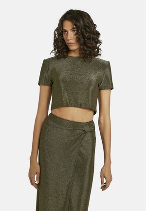 Olijfgroene crop top van glanzende, gestructureerde stof, met korte mouwen en een hoge halslijn, gecombineerd met een bijpassende rok.