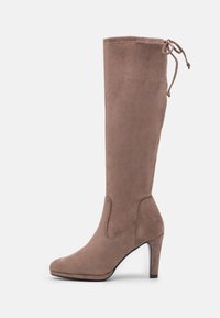 Bottes en daim taupe montant jusqu'au genou, au design ajusté, avec un bout pointu et un talon de 9 cm, ornées d'un détail lacé en haut.