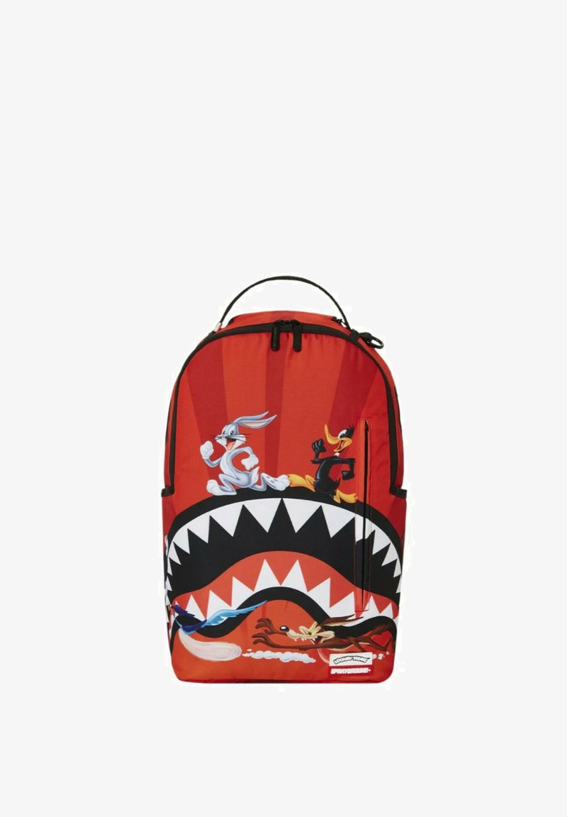 Mochila roja con un diseño de dibujos animados que presenta a Bugs Bunny y Daffy Duck. Tiene un gráfico de boca grande con dientes afilados y una textura suave.