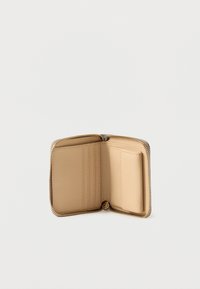 Brązowy skórzany portfel z zamkiem błyskawicznym, wyposażony w kilka przegródek na karty oraz gładkie wnętrze. Kompaktowy i funkcjonalny kształt.