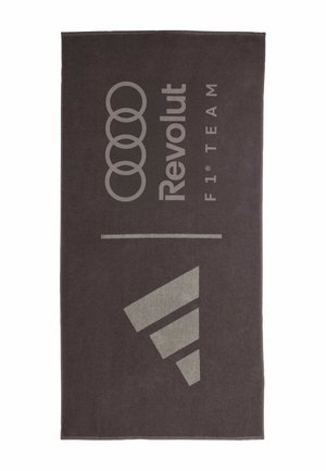 Ciemnoszary ręcznik z logo zespołu Revolut F1 Team i pierścieni Audi ponad stylizowanym logo Adidas, oddzielone poziomą linią.