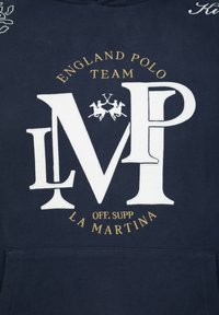 Marineblauwe hoodie met grote witte geborduurde letters "LMP" en "ENGLAND POLO TEAM." Gouden accenttekst luidt "OFF. SUPP LA MARTINA."