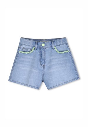 Shorts en denim bleu clair avec détail festonné vert sur les poches. Comprend une fermeture à bouton et cinq passants de ceinture. Coupe standard.