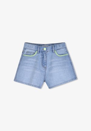 Lichtblauwe spijkershorts met groene gegolfde details op de zakken. Voorzien van een knoopsluiting en vijf taillebandlussen. Standaard pasvorm.