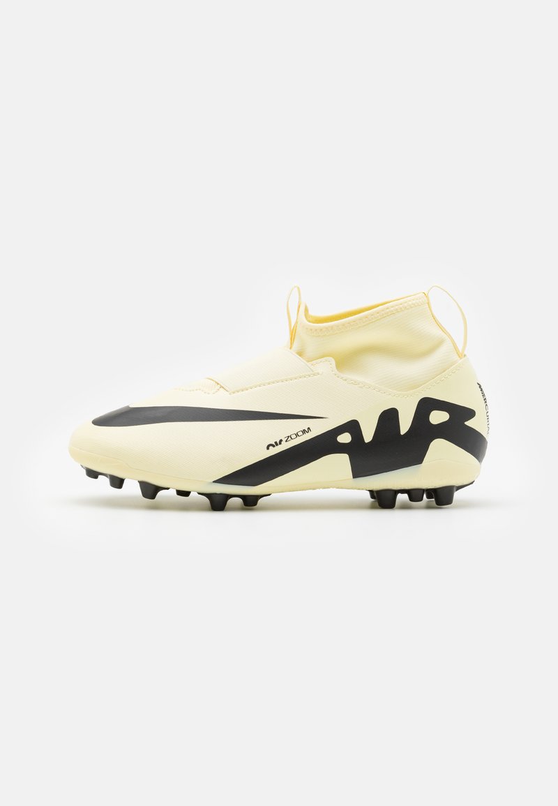 Botas de fútbol Nike Air Zoom, con una parte superior de color amarillo claro, detalles en negro, diseño aerodinámico y suela texturizada con múltiples tacos.