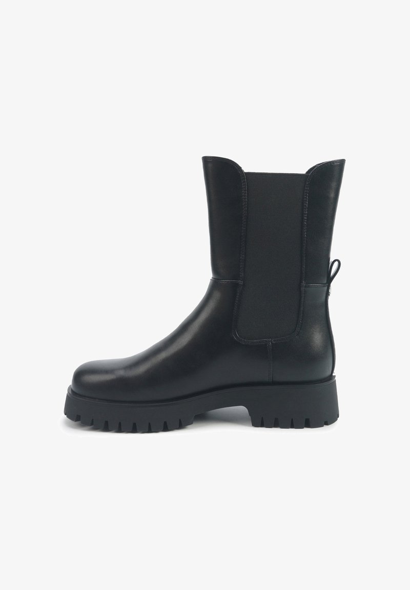 Černá kožená kotníková bota s elastickými bočními panely, strukturovanou gumovou podešví a poutkem na zadní straně; elegantní, moderní design a hladký povrch.