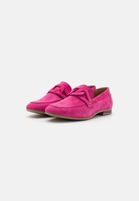 Mocassins en daim de couleur rose vif, ornés d'un nœud décoratif, avec un design à bout pointu et une semelle basse en cuir marron.