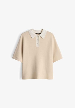 Beige kurzärmliges Strick-Poloshirt mit weißem Kragen und Drei-Knopf-Leiste, präsentiert vor weißem Hintergrund.