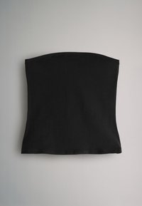 Zwart aangesloten strapless top, gemaakt van gladde stof. Rechte halslijn en zoom, zonder zichtbare naden of versieringen. Eenvoudig, monochroom ontwerp.