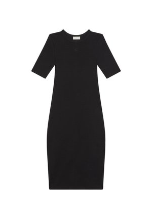 Robe noire cintrée longueur genoux avec manches courtes et col rond, ornée d'un petit logo sur la poitrine.