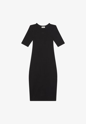 Robe noire cintrée longueur genoux avec manches courtes et col rond, ornée d'un petit logo sur la poitrine.