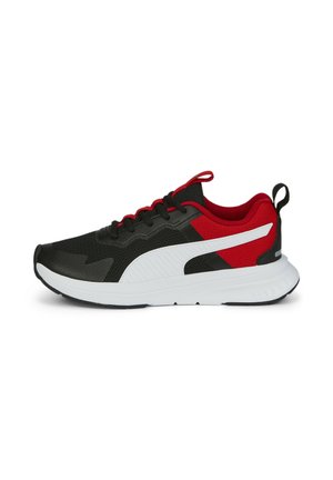 Zapatillas deportivas negras y rojas con parte superior de malla, acentos en blanco, collar acolchado y suela de goma. Presentan cordones rojos y una lengüeta.