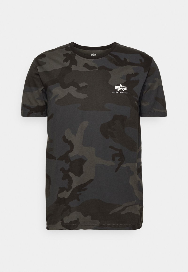 Short-sleeve t-shirt in dark camouflage pattern, made of cotton, featuring a round neck and logo print on the left chest.