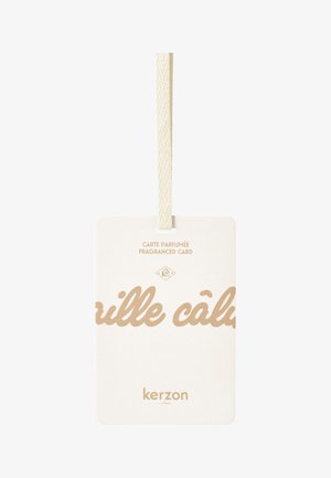 Duftkarte aus glattem, weißem Papier. Mit beiger dekorativer Schrift und einem Stoffband zum Aufhängen. Der Text enthält "kerzon."
