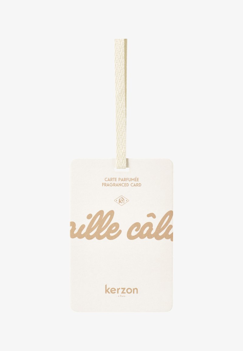 Duftkarte aus glattem, weißem Papier. Mit beiger dekorativer Schrift und einem Stoffband zum Aufhängen. Der Text enthält "kerzon."