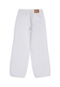 Pantalones de mezclilla blanca de piernas anchas con corte recto, que cuentan con dos bolsillos traseros y una etiqueta marrón de marca en la cintura.
